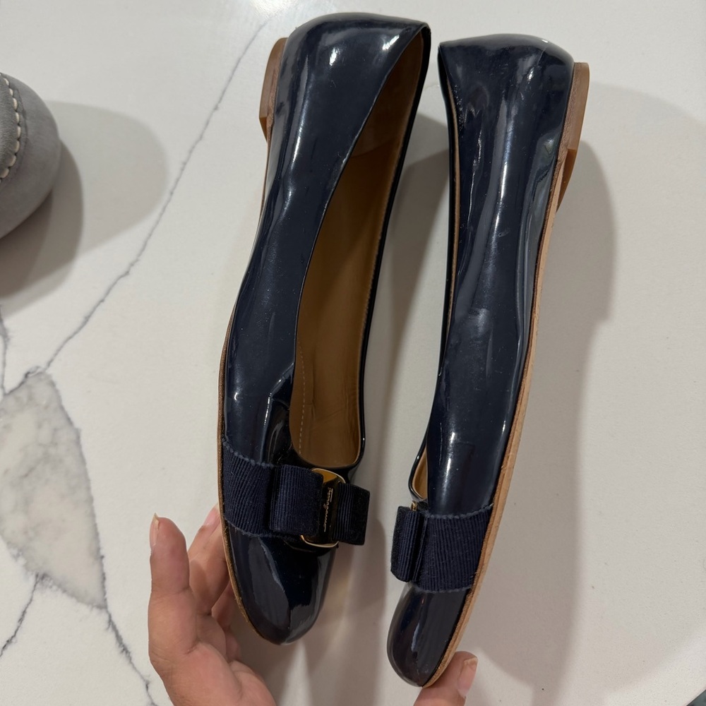 Salvatore Ferragamo Bow Navy Blue Patent Leather Flats Size 9 - Picture 5 of 9